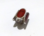 Vintage Fashion Luxo Jóias, Exótico Anel em Prata de Lei, com Corais Ovais, medindo 2,4cm. Aro 17,5. Peso total 10,22gr