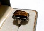 Vintage Fashion Luxo jóias, Anelão em Prata de Lei com Pedra Olho de Tigre Lapidada, medindo 18x26mm com bordas em Marcassitas. Peso total 10,35gr