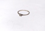 Fashion Luxo Jóias, Delicada Aliança Solitário em Prata de Lei, com Cristal Brilhante, Aro 19.  