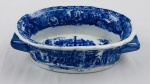 Victorie Ware Ironstone. Centro de mesa/ floreira, de formato oval, decorada em tonalidade azul no tradicional padrão Willow, com cenas de paisagem e cena de epoca, borda ornamentada e alças laterais moldadas. Manufatura ao fundo. Medidas: 7 x 25 x 15 cm.