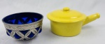 Duas peças; A) Panela em ceramica esmaltado na tonalidade amarela, com tampa original. Medidas: 9 x 20 x 13 cm. B) Antiga tigela em vidro azul cobalto, com elegante montagem em metal prateado. Medidas: 7 x 12 cm.