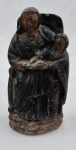 Arte sacra, antiga imagem em madeira entalhada e policromada, representando Sant'Ana Mestra, com a Virgem Maria Menina ao seu lado em atitude de leitura. Medidas: 19 x 9 cm.