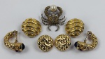 Bijuterias vintage, composto por 3 pares de brincos de pressão em metal dourado, ornamentados com strass e detalhes em relevo, e 1 broche em formato de aranha, decorado com strass em tonalidade âmbar e pérola sintética central.