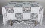 toalha de mesa em renda, com rica padronagem rendada e acabamento refinado. Medidas: 220 x 162 cm.
