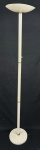 Luminária de piso, com estrutura tubular em metal pintado na cor branca, base circular e cúpula metálica em formato de meia-cúpula voltada para iluminação indireta. Medidas: 182 x 30 cm. Não está funcionando, necessita de revisão eletrica.
