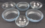 Lote contendo 6 refratários / saladeiras em vidro prensado incolor, sendo peças de formatos oval, redondo e boleado, algumas com corpo canelado em relevo. Apresenta 1 peça com pequeno bicado. Medidas: 6 x 17 cm a 7 x 26 cm.