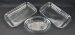 Lote contendo 3 refratários em vidro incolor, sendo 2 retangulares e 1 oval, próprios para forno e mesa. Apresenta 1 peça com pequenos bicados. Medidas: 4,5 x 39 x 23 cm a 6 x 30,5 x 21 cm.