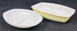 Lote contendo 2 refratários, sendo 1 em porcelana esmaltada e 1 em opalina branca com divisória interna. Apresenta o refratário em porcelana com pequeno bicado. Medidas: 7 x 37 x 22 cm e 5 x 33 x 21 cm.