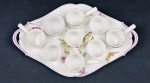 Limoges - Travessa em porcelana francesa, com cantos recortados, alças vazadas e decoração policromada representando pássaros, flores e borboletas, acompanhada de 13 recipientes individuais, sendo 9 ramequins canelados e 4 caçarolas com cabo, parte deles em porcelana Limoges. Medidas: travessa 29 x 24,5 cm; recipientes 3,5 x 10,5 cm e 3,5 x 6 cm. 3 potes com fios de cabelo.