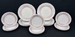 Schmidt. Sete pratos rasos e nove pratos de sobremesa em porcelana esmaltada, com bordas molduradas em relevo, decoração floral policromada e filete dourado. Apresentam desgastes e marcas de uso, sendo 1 prato de sobremesa com bicado. Medidas:  25 cm e 19 cm de diâmetro.