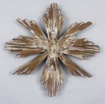 Divino Espírito Santo em madeira entalhada e policromada, representado sobre resplendor estilizado, peça artesanal. Medidas: 31 cm.
