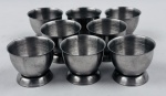 Oito suportes para ovos quentes em aço inoxidável. Formato cônico (taça) com base circular. Medindo: 4 x 5 cm.