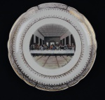 Porcelana Real São Paulo. Antigo prato de parede em porcelana esmaltada, com decoração policromada representando "A Santa Ceia", de Leonardo da Vinci, ao centro, borda ornamentada com frisos dourados e motivos geométricos. Acompanha gancho para fixação em parede. Apresenta desgastes. Medidas: 26 cm de diâmetro.