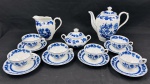 Steatita. Serviço para chá em porcelana esmaltada, decorado  no padrão "Cebolinha" em tons de azul, composto por 6 xícaras de chá com seus respectivos pires, 1 bule, 1 leiteira e 1 açucareiro. Medidas: bule 22 x 22 cm; leiteira 13 x 15 cm; açucareiro 12 x 16 cm; Bule com lasca no bico.
