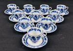 Steatita. Dez xícaras para café em porcelana esmaltada, decoradas no padrão "Cebolinha" em tons de azul sobre fundo branco. Manufatura no verso.