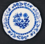Steatita. Prato para bolo em porcelana esmaltada, decoradas no padrão "Cebolinha" em tons de azul sobre fundo branco. Manufatura no verso. Medindo: 27 cm.