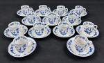 Steatita. Treze xícaras para café com seus respectivos pires em porcelana esmaltada, decoradas no padrão "Cebolinha" em tons de azul sobre fundo branco. Manufatura no verso. Um pires com avaria.