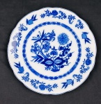 Steatita. Prato para bolo em porcelana esmaltada, decoradas no padrão "Cebolinha" em tons de azul sobre fundo branco. Manufatura no verso. Medindo: 27,5 cm.