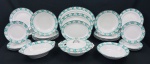 Real - Serviço de jantar em porcelana esmaltada, década de 1940/50, decorado com padrão floral romântico em tons de verde e branco. Composto por 10 pratos rasos, 11 pratos fundos, 8 pratos de sobremesa, 3 travessas, 1 sopeira com tampa e 2 saladeiras.  Medidas: pratos rasos 22,5 cm de diâmetro; pratos fundos 4 x 23 cm; pratos de sobremesa 18 cm de diâmetro; travessas de 26 x 16 cm a 36 x 26 cm; sopeira 12 x 27 x 24 cm; saladeiras 5 x 22 cm e 6 x 26 x 20 cm. Observações: 1 prato raso e 2 pratos de sobremesa apresentam bicados.