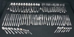 Parte de conjunto de talheres em aço inox composto por: facas diversas trinta e oito (38), colheres diversas quarenta e dois (42) e garfos diversos vinte e oito (28). Totalizando 108 peças. Apresentam marcas de uso.