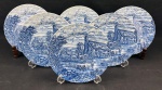 Wood & Sons, modelo "The Post House" English Ironstone. Seis pratos para sobrmesa em porcelana inglesa esmaltada, decorados em azul no padrão "Fazendinha" com cena campestre representando estalagem, carruagem e paisagem rural, inspirada na tradição Blue Transferware. Medidas: 20,5 cm de diâmetro.