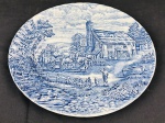 Wood & Sons, modelo "The Post House" English Ironstone. Travessa oval em porcelana inglesa esmaltada, decorados em azul no padrão "Fazendinha" com cena campestre representando estalagem, carruagem e paisagem rural, inspirada na tradição Blue Transferware. Medidas: 30 23,5 cm.