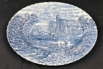 Wood & Sons, modelo "The Post House" English Ironstone. Travessa oval em porcelana inglesa esmaltada, decorados em azul no padrão "Fazendinha" com cena campestre representando estalagem, carruagem e paisagem rural, inspirada na tradição Blue Transferware. Medidas: 35 x 28 cm.