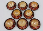 Oito xícaras para café de coleção com seus respectivos pires, em porcelana casca de ovo  ricamente decoradas com pintura floral policromada executada à mão, complementada por delicados filetes e detalhes em ouro. Medidas: 4 x 9 cm. Apresentam leves desgastes.