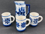 Monte Sião, Conjunto em cerâmica vitrificada e esmaltada, composto por 4 peças, decoradas com delicada pintura floral manual em tonalidade azul cobalto, característica da tradicional produção artesanal mineira, composto: 1 jarrra 20 x 15 cm) e 3 canecas (12 x 12 x 8 cm).