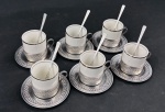 Conjunto de 6 xícaras de café da marca VeraCruz em porcelana fina com detalhes prateados. Suportes, pires e colheres em aço inox.