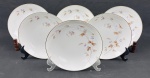 Noritake Japan. Seis pratos fundos / massas em porcelana japonesa esmaltada, delicada decoração de folhagens e frutos em policromia, bordas filetadas a ouro. Manufatura no verso. Medidas: 3,5 x 18,5 cm.