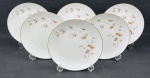 Noritake Japan. Seis pratos para sobremesa em porcelana japonesa esmaltada, delicada decoração de folhagens e frutos em policromia, bordas filetadas a ouro. Manufatura no verso. Medidas: 21,5 cm.