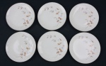 Noritake Japan. Seis pratos para pão em porcelana japonesa esmaltada, delicada decoração de folhagens e frutos em policromia, bordas filetadas a ouro. Manufatura no verso. Medidas: 16 cm.
