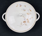 Noritake Japan. Terrina em porcelana japonesa esmaltada, delicada decoração de folhagens e frutos em policromia, bordas filetadas a ouro. Manufatura no verso. Medidas: 14 x 27 x 22,5 cm.