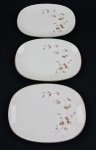 Noritake Japan. Três travessas em porcelana japonesa esmaltada, delicada decoração de folhagens e frutos em policromia, bordas filetadas a ouro. Manufatura no verso. Medidas: 29 x 20,5 cm.