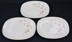 Noritake Japan. Três travessas em porcelana japonesa esmaltada, delicada decoração de folhagens e frutos em policromia, bordas filetadas a ouro. Manufatura no verso. Medidas: 39 x 27,5 cm.