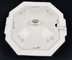 Czechoslovakia. Sopeira com concha em porcelana esmaltada, de formato oitavado, decorados com delicados ramos florais em grisaille e filetes em prata. Manufatura no verso. Medidas: 17 x 30 x 28 cm e 18 cm.