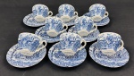 Myott Royal Mail, Staffordshire Ware, England, conjunto com 8 xícaras de café de coleção em faiança inglesa, com seus respectivos pires, decoração no padrão dito "Fazendinha" esmaltagem azul com cena campestre e carruagem. Manufatura no verso.