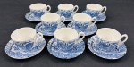 Myott Royal Mail, Staffordshire Ware, England, conjunto com 8 xícaras de café de coleção em faiança inglesa, com seus respectivos pires, decoração no padrão dito "Fazendinha" esmaltagem azul com cena campestre e carruagem. Manufatura no verso.