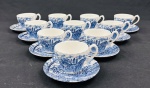 Myott Royal Mail, Staffordshire Ware, England, conjunto com 10 xícaras de café de coleção em faiança inglesa, com seus pires, decoração no padrão dito "Fazendinha" esmaltagem azul com cena campestre e carruagem. Manufatura no verso. Apresentam manchas e craquelê.