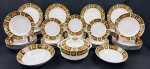 Real Brasil - Aparelho de jantar em porcelana esmaltada, com elegante decoração floral policromada em tons de amarelo, laranja e verde sobre fundo branco, bordas ornamentadas  Composto por 21 pratos rasos, 12 pratos fundos, 16 pratos de sobremesa, 2 saladeiras e 1 sopeira com tampa, totalizando 52 peças. Medidas: pratos rasos 25 cm; pratos fundos 3 x 23 cm; pratos de sobremesa 19 cm; sopeira 14 x 25 x 21 cm; saladeiras 5 x 22 cm e 7 x 24 cm. Apresentam sinais de uso, 3 pratos rasos com bicados e 5 pratos de sobremesa com bicados.