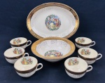 Conjunto em porcelana americana, década de 1950/1960, com bordas ricamente ornamentadas em ouro 22 quilates, da Crest-O-Gold, decoradas com motivos fitomorfos e medalhões centrais policromados representando cenas galantes. Composto por 01 travessa oval, 01 travessa funda/saladeira e 06 xícaras de coleção para chá, totalizando 08 peças. Ausência dos pires, apresenta sinais de uso e desgastes na douração. Medidas: travessa funda 6,5 x 23,5 cm e travessa oval 34 x 25 cm.