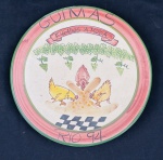 Restaurante da Boa Lembrança, Itaipava  Prato comemorativo em cerâmica artesanal Hand Made Brik, decorado e pintado à mão, trazendo a inscrição "Guimas - Fígados à Moda  Rio 94", com composição figurativa de galinhas, videiras e elementos decorativos em policromia. Manufatura no verso.  Medidas: 26 cm de diâmetro.