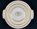 Johnson Bros.,England. Terrina em faiança inglesa, padrão Old English, com borda serrilhada, ornamentada em relevo, aba em tom creme sobre fundo marfim e detalhes e filetes em ouro de motivos florais. Manufatura no verso. Medidas: 13 x 26  cm de diâmetro. Craquelê.