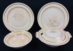 Johnson Bros.,England. Quatro peças para servir em faiança inglesa, padrão Old English, com borda serrilhada, ornamentada em relevo, aba em tom creme sobre fundo marfim e detalhes e filetes em ouro de motivos florais. Sendo sopeira, 2 travessas redeondas e 1 saladeura  Manufatura no verso. Medidas: 32 cm, 16 x 25 cm e 10 x 30 cm de diâmetro. Craquelê. Apresentam manchas, peças vendidas no estado que se encontam.