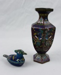 Duas peças em cloisonné, sendo um vaso de corpo sextavado, ricamente esmaltado em policromia com representação de aves entre flores e folhagens, e uma pequena caixa em formato de pássaro, com tampa removível Medidas: 20 x 6 cm (vaso) e 6 x 10 cm (caixa).