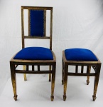 Conjunto para toucador com cadeira e banqueta em madeira entalhada e patinada em ouro velho, de desenho neoclássico, com encosto retangular vazado, painel central estofado guarnecido por tachas, assentos estofados em veludo azul e pernas de seção quadrangular levemente afiladas. Medidas: cadeira 86 x 40 x 40 cm; banqueta 42 x 33 x 33 cm.