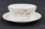 Noritake Japan. Molheira em porcelana japonesa esmaltada, delicada decoração de folhagens e frutos em policromia, bordas filetadas a ouro. Manufatura no verso.