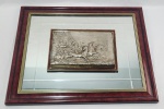 L. Chirico. Importante quadro decorativo com composição em relevo representando cena de caça com cervos em movimento, executada com riqueza de detalhes e refinado trabalho artístico. Placa assinada, em resina com revestimento em prata 925, apresentando acabamento em relevo de grande efeito visual. Moldura espelhada, com acabamento em tom mogno e frisos dourados. Medindo: 23 x 32 cm (placa), 63 x 72 cm (moldura)