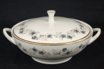 Noritake, Japão. Terrina em porcelana japonesa, esmaltados na cor branca, decoração policroma com motivos de folhas. Detalhes e frisos dourados. Manufatura no verso. Medindo: 13 x 26 cm.